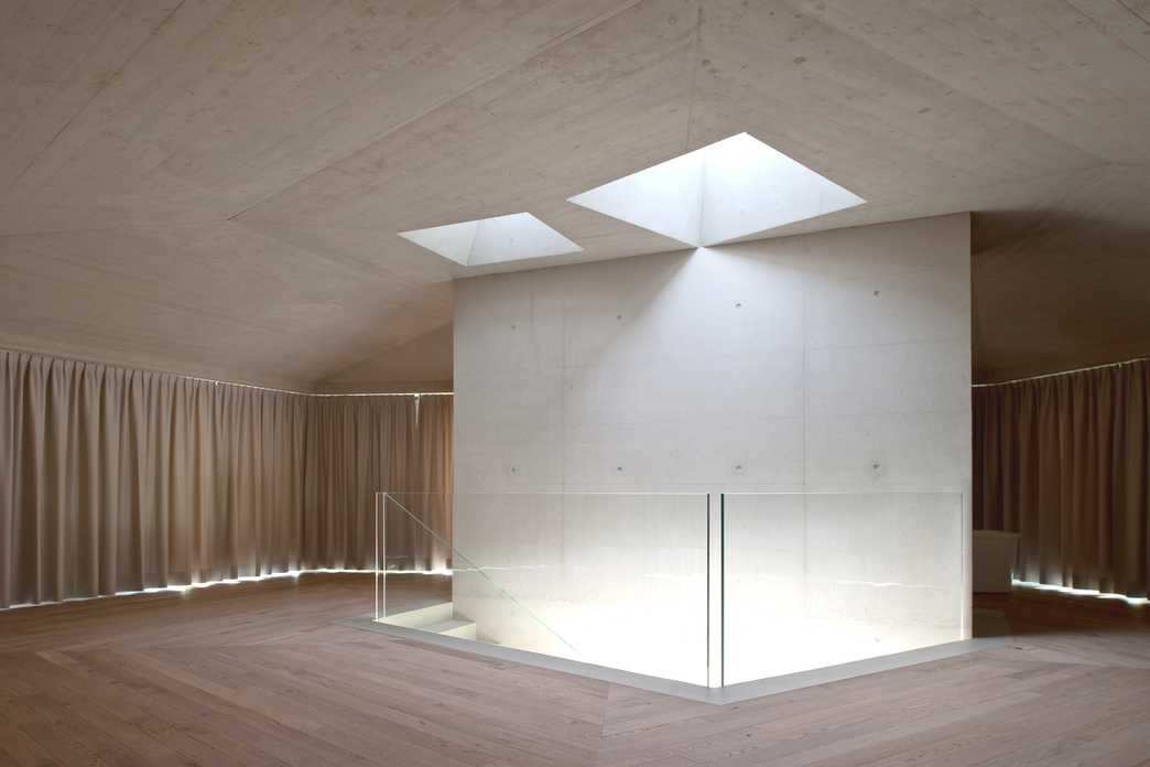 Oliv Brunner Volk Architekten_Pavillon_Innen_14_Vorhang_Eliane Rutishauser.jpg